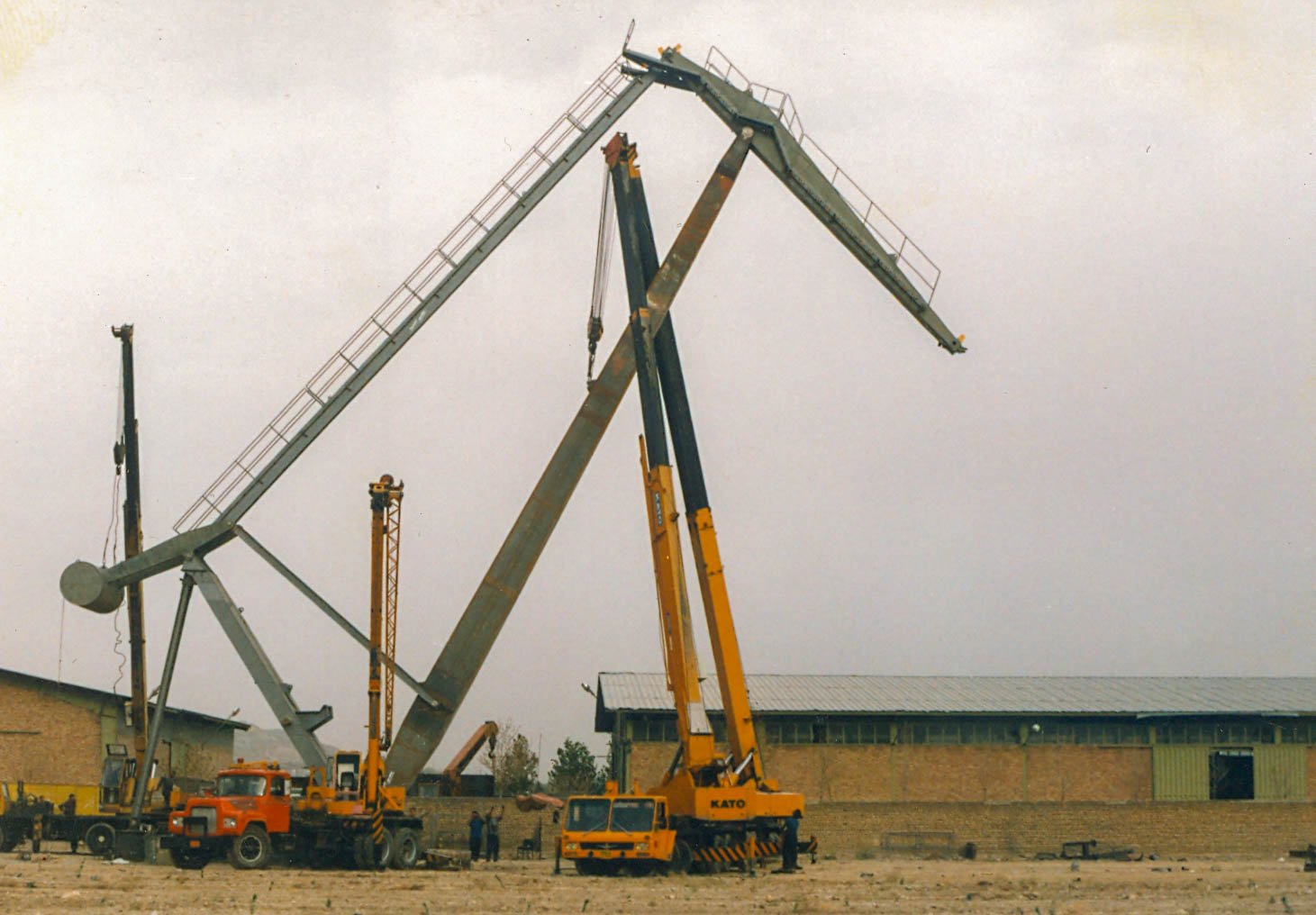 Bandar Abbas Port luffing crane